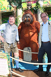 Bürgermeister Josef Schmid und Wiesnstadtrat Manuel Pretzl  mit dem Orng Utan vor dem Dschungelcamp auf dem Oktoberfest  (©Foto: Martin Schmitz)